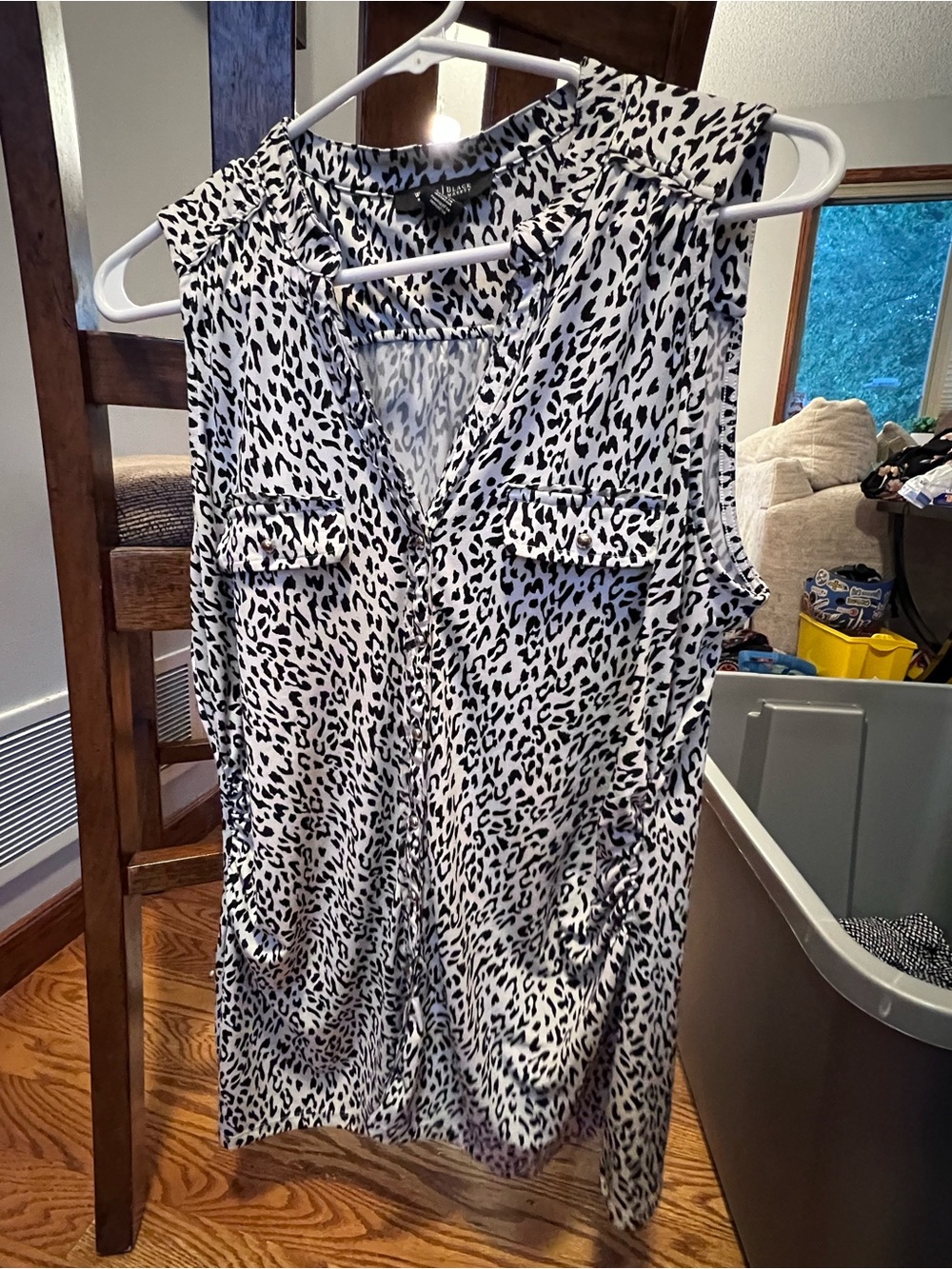 White House Black Market Black & White Leopard-Print Sleeveless V-Neck Tank